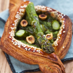 FEUILLETÉ ASPERGES PESTO